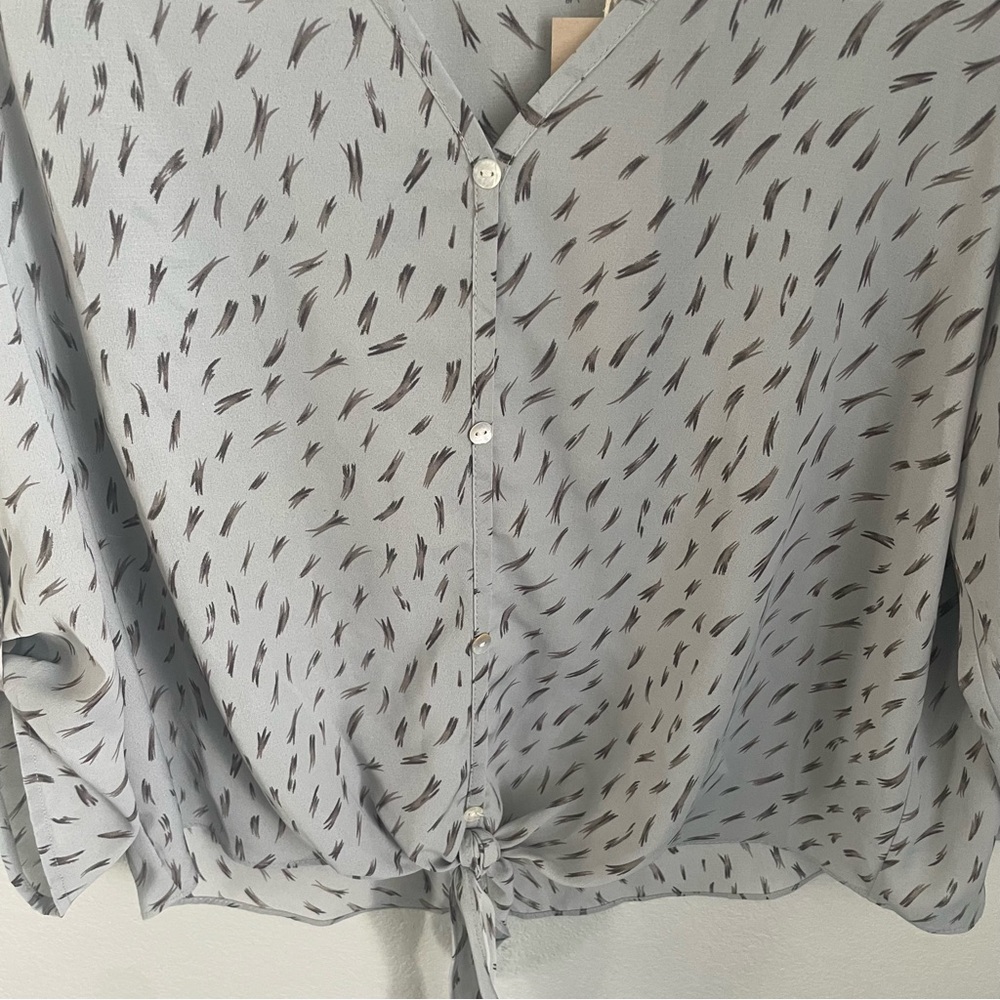 ACOA Grey Printed Tie Front Blouse NWT Lightweight 3/4 Sleeve Top Size Small - Picture 4 of 9
